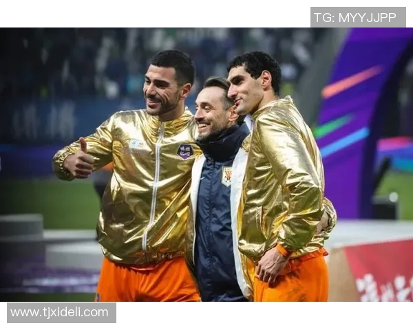 足球明星荣耀时刻精彩瞬间奖杯合影展现无与伦比的足球魅力与成就